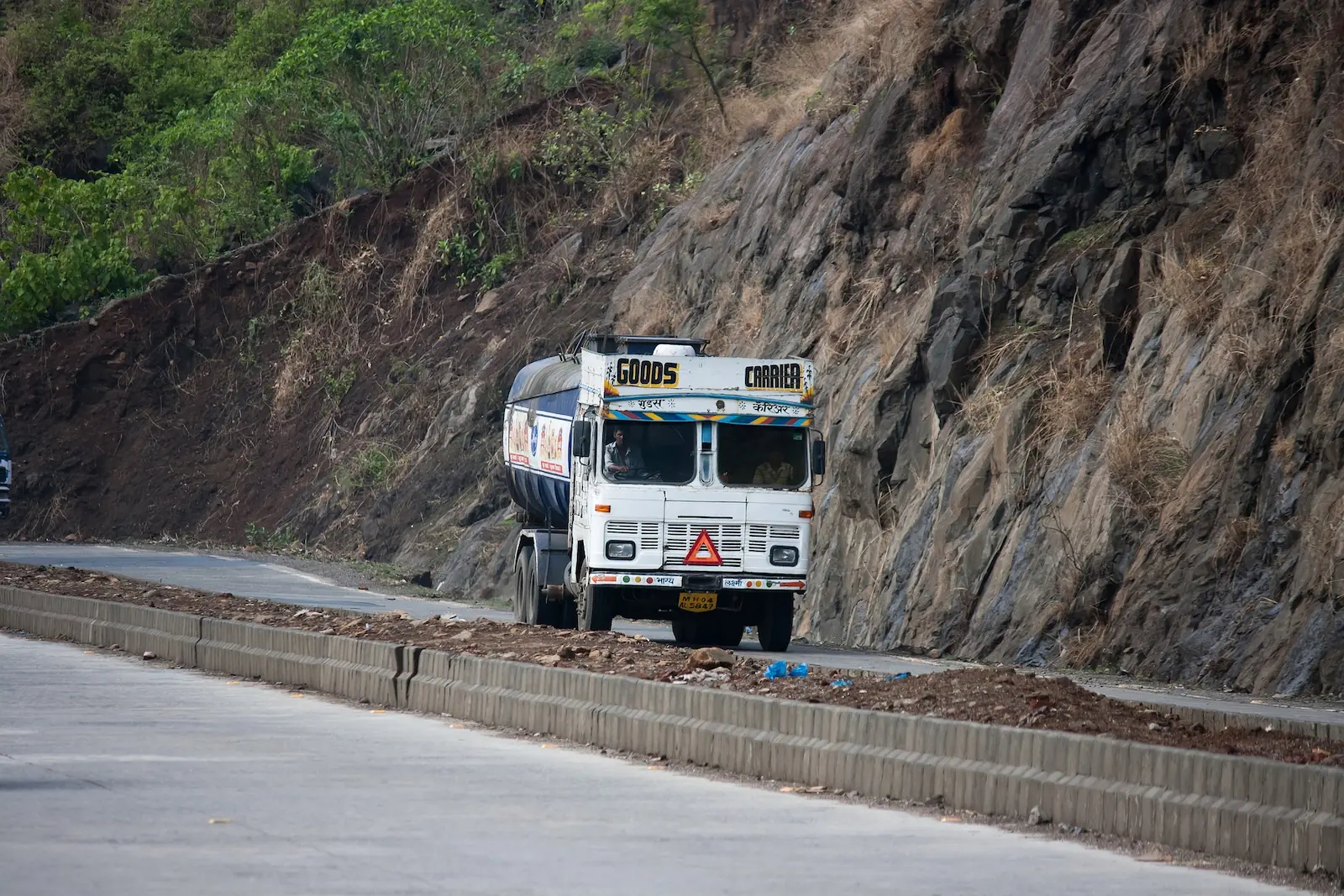 Counter support for commercial vehicle parts